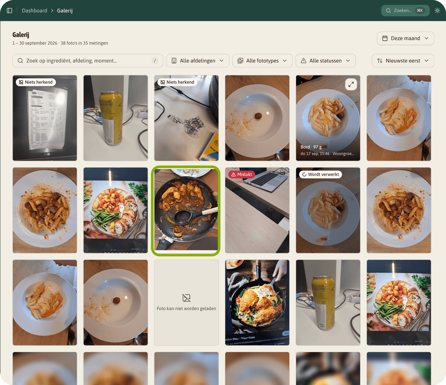 De fotogalerij in het Waste Warrior dashboard: elke foto van weggegooid eten, met de foto van de pan ertussen.